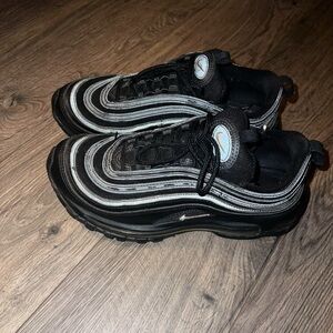 used in good condition
Nike 97’s